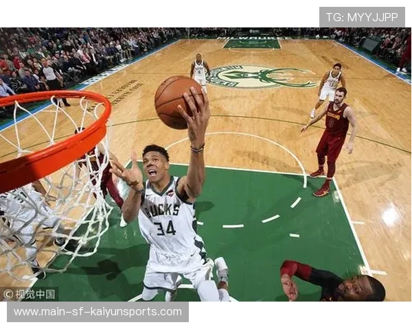 字母哥在球场边举办免费训练营，暑期黄金周满额