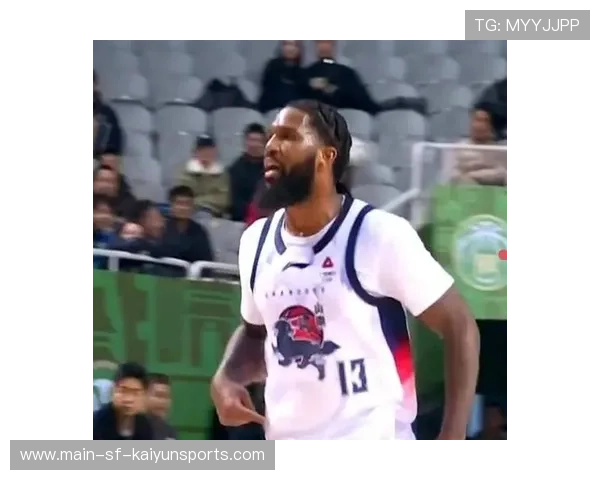 球星出席商业活动，身穿球队训练服展现归属感