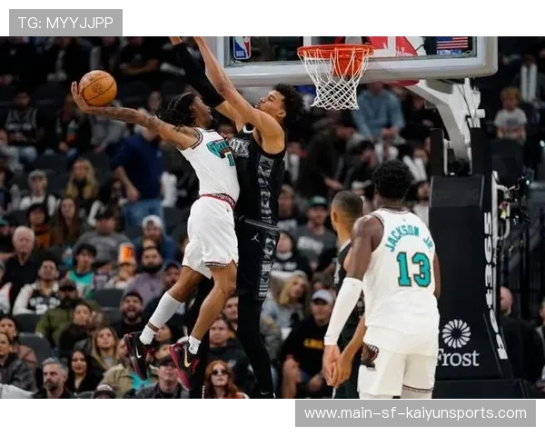 文班亚马隔扣全场沸腾，文班亚马臂展