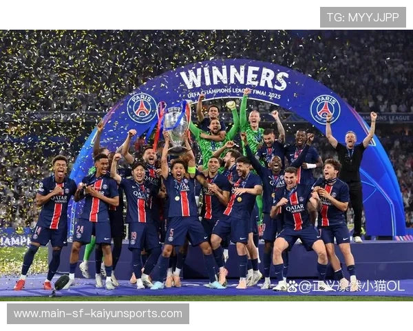 球迷自发组织庆祝活动,城市氛围热烈,自发组织的足球赛 球迷自发组织庆祝活动,城市氛围热烈,自发组织的足球赛